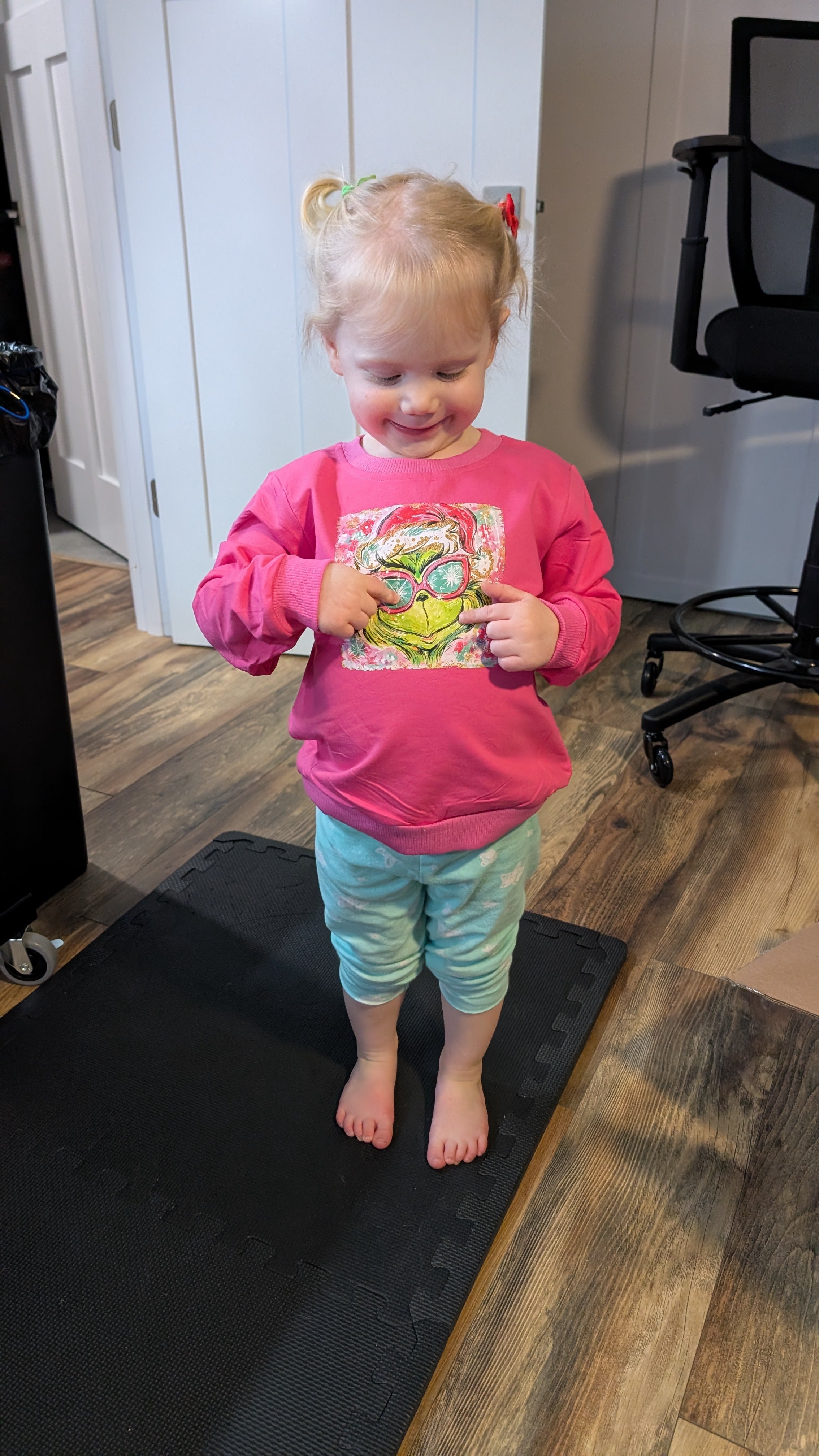 child with grinch shirt